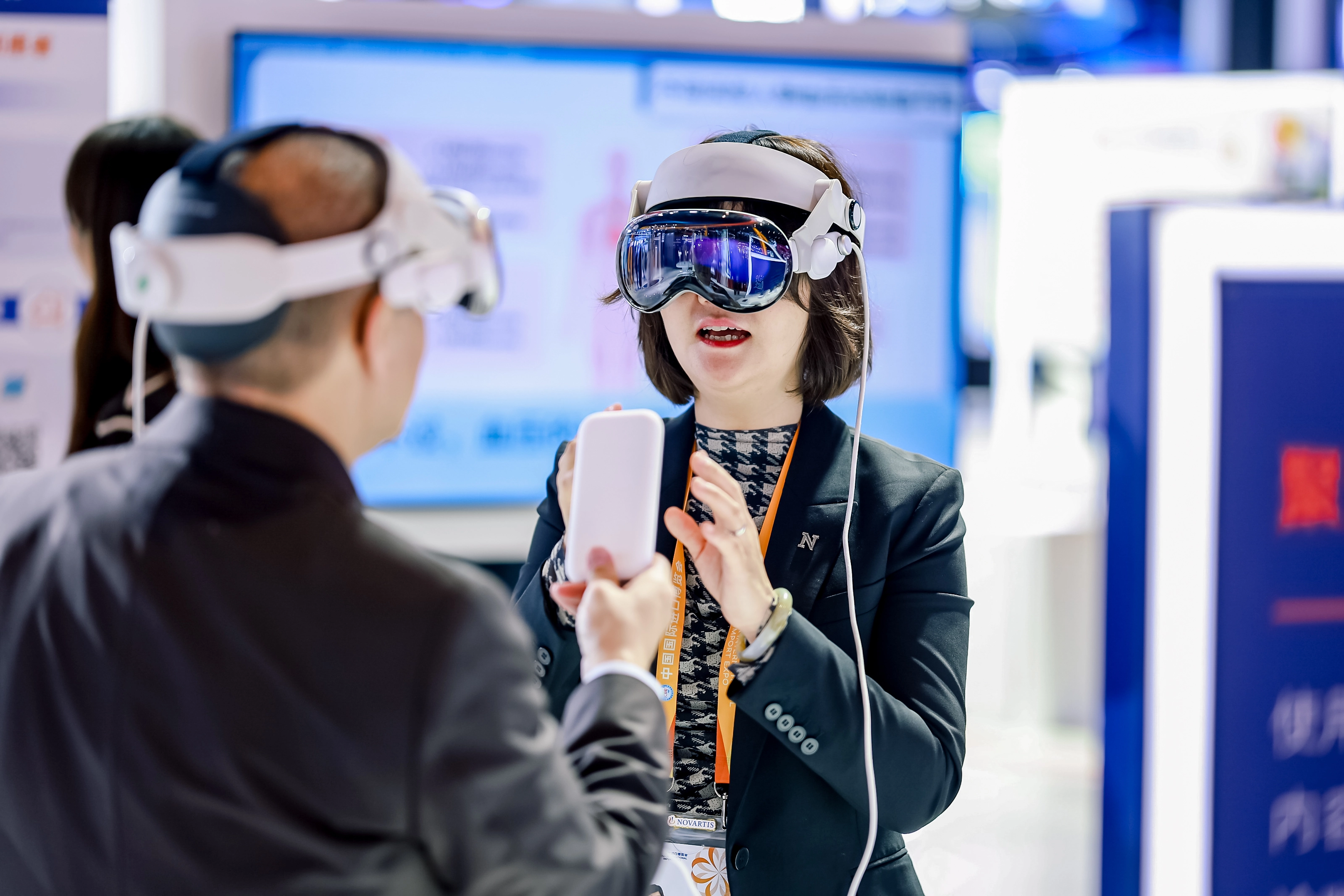 参展者沉浸式体验常见肾脏疾病发病机制的虚拟现实交互