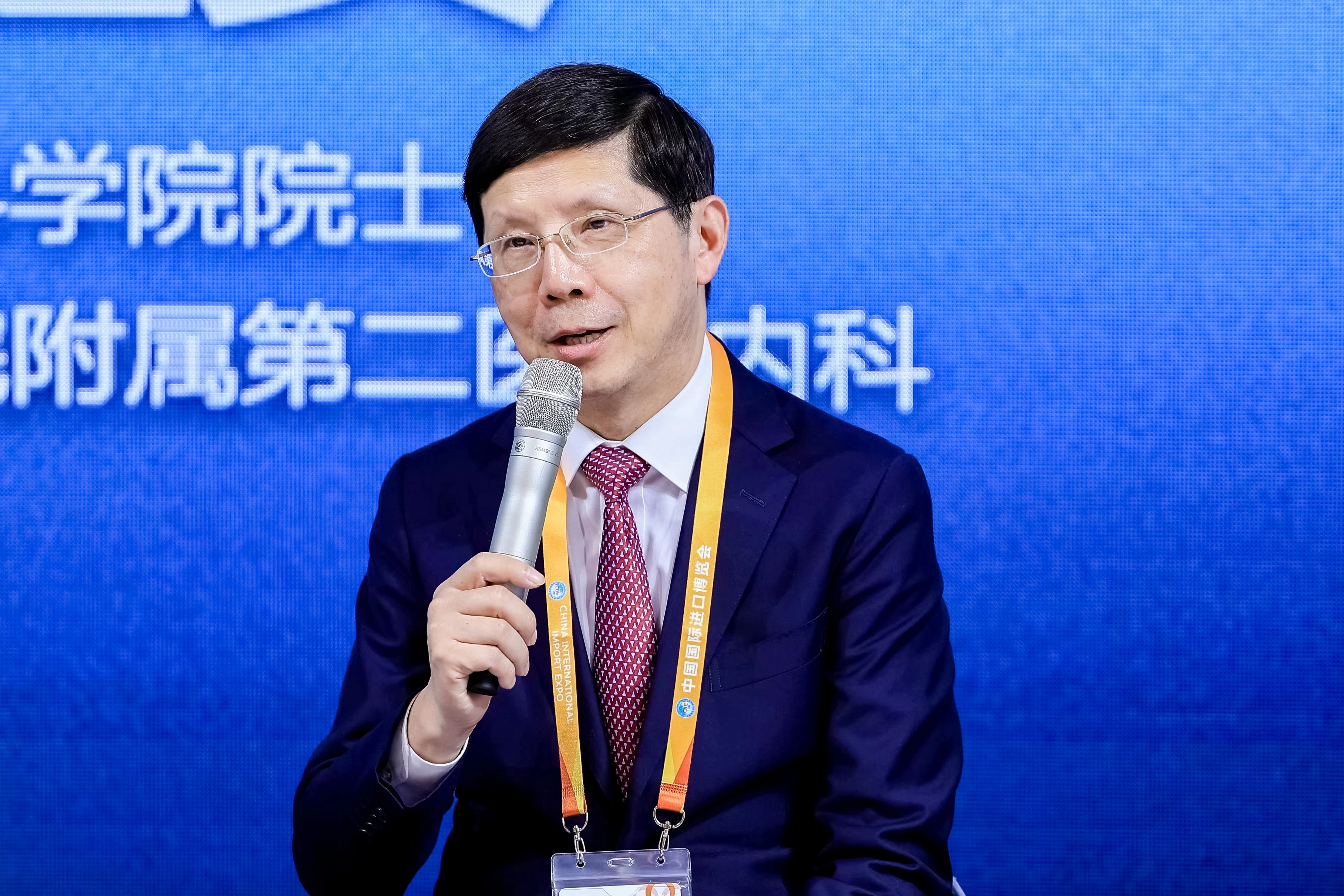 图片 中国科学院院士  浙江大学医学院附属第二医院心内科王建安教授现场发言