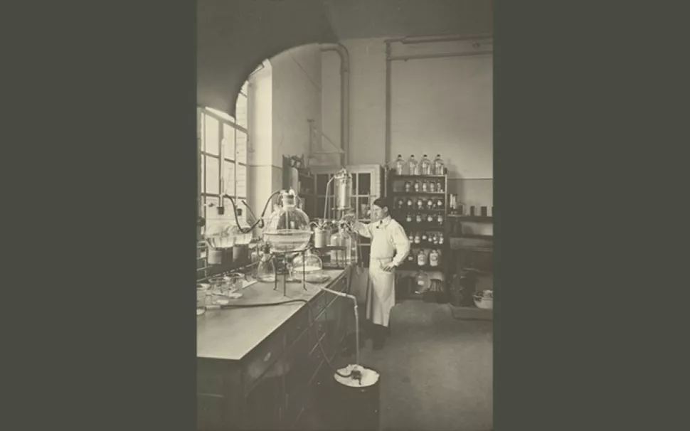 1914年瑞士巴塞尔汽巴公司的药物研究现场照片